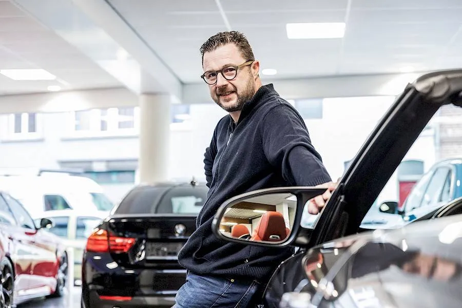 Team van Carcenter STV in de showroom bij premium occasies