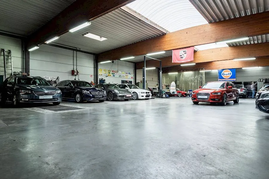 Interieur van de toonzaal van Carcenter STV met premium occasies