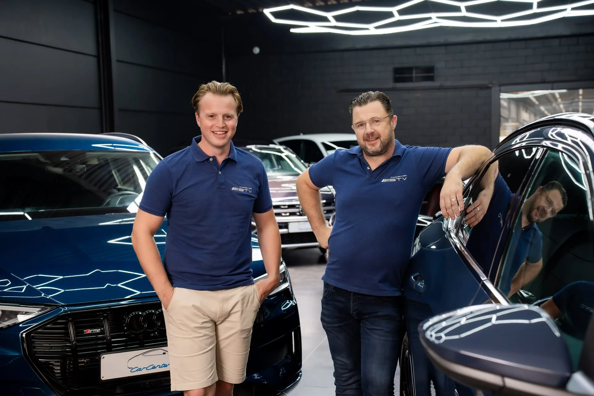 Waarom Carcenter STV: persoonlijke selectie door ons team Thibaut en Steve van Carcenter STV in de showroom tussen premium wagens in Menen